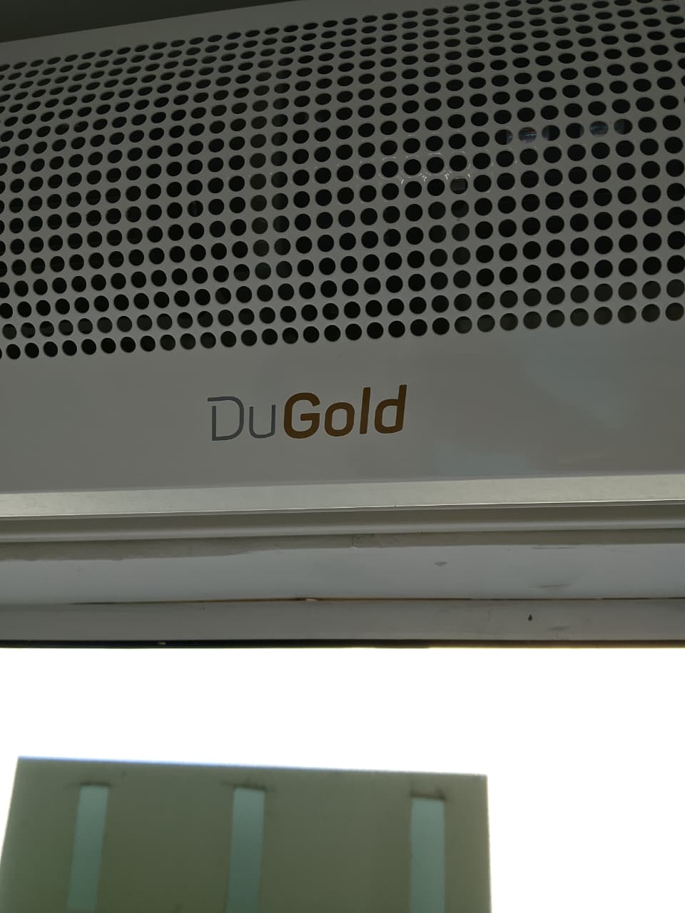cortina de ar DuGold instalada em ambiente comercial pela TEO
